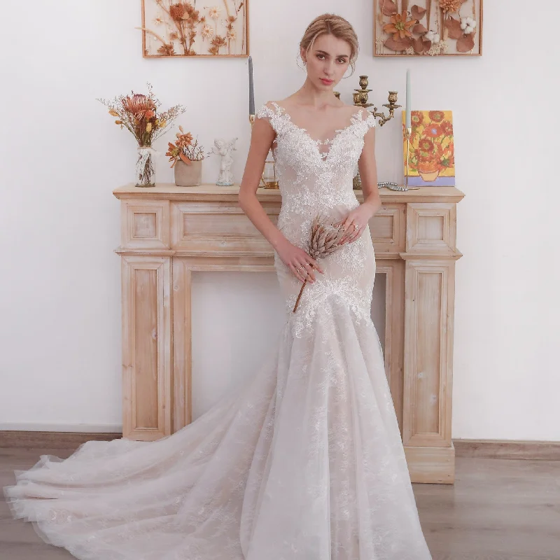 Elegant Vintage Mermaid Wedding Dress With V Neckline